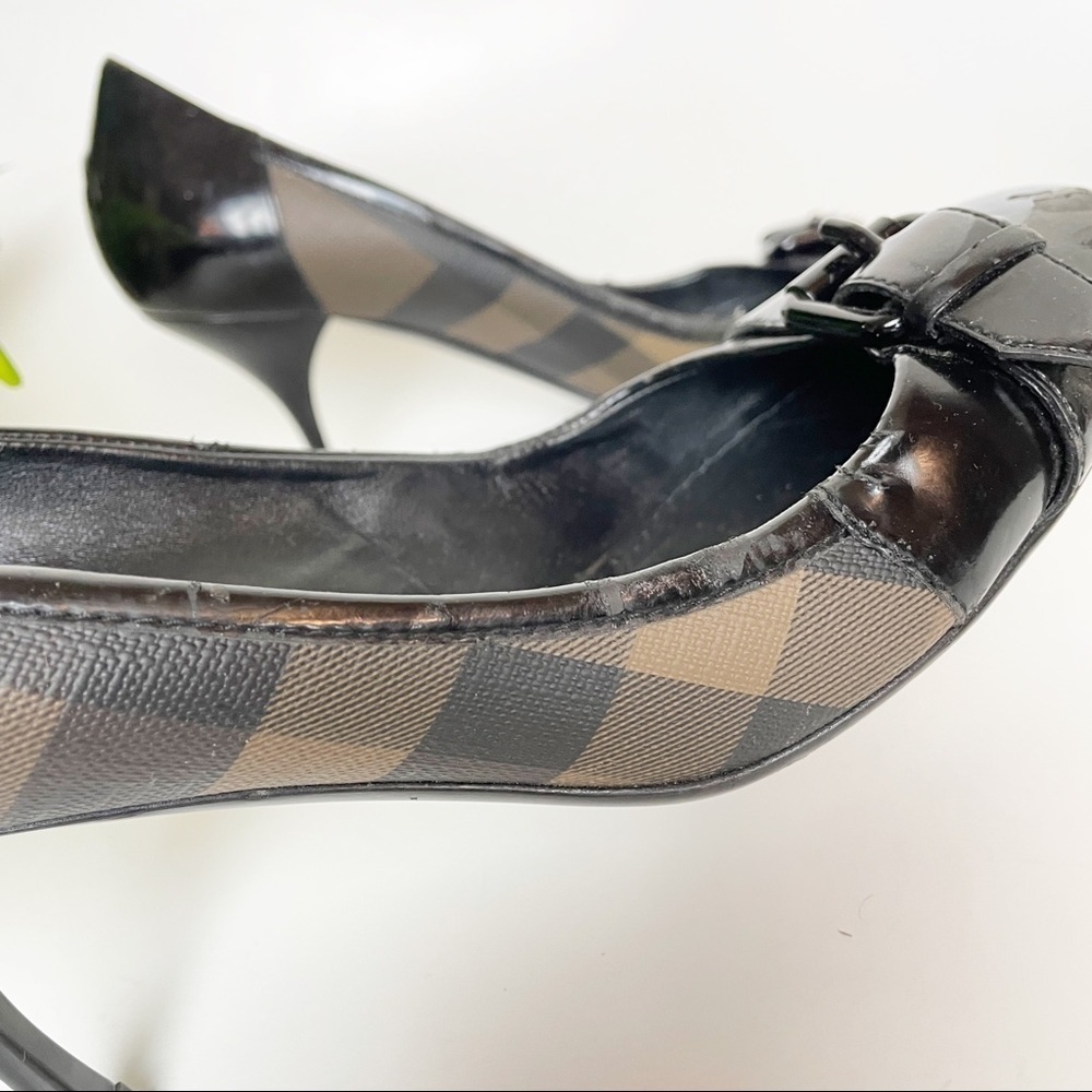 Burberry Black Smoke Check Coated Canvas Patent Leather Buckle Round 39.5 Pumps - Picture 15 of 16